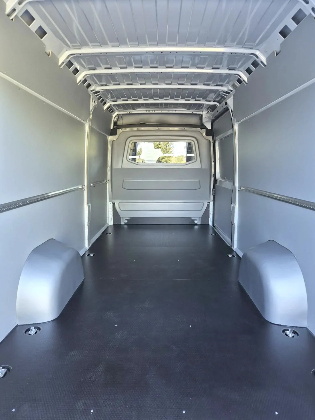 Protuklizna podna obloga Iveco Daily 2014>(L4, 16 m3 i 18 m3), 1 KLIZNA VRATA